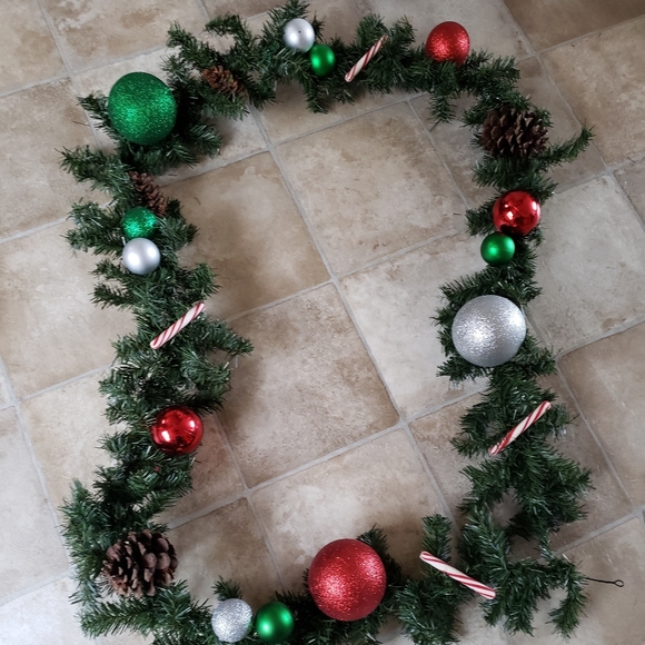 Holiday wreaths and garlands - Picture 5 of 6